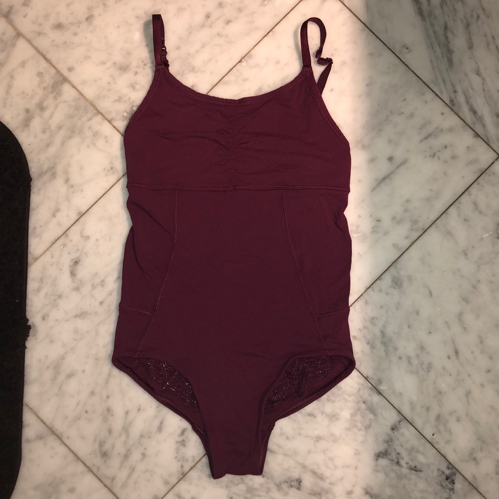 Ivivvia maroon studio leo